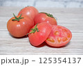 新鮮なトマト　背景入り 125354137
