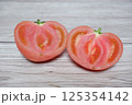 半分にカットしたトマト 125354142