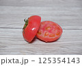 横にカットされたトマト 125354143