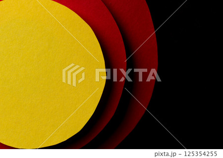 重なる円形の色画用紙の背景 重なる円形の色画用紙の背景 125354255