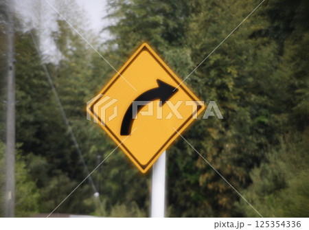 右(又は左) 方屈曲ありは警戒標識 右(又は左) 方屈曲ありは警戒標識 125354336