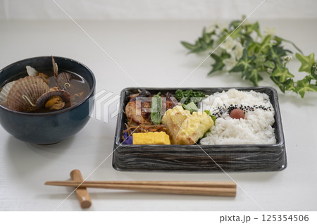 コロナの影響でテイクアウト弁当で食事 コロナの影響でテイクアウト弁当で食事 125354506