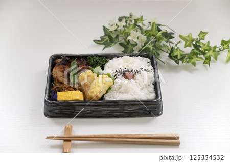 コロナの影響でテイクアウト弁当で食事 コロナの影響でテイクアウト弁当で食事 125354532