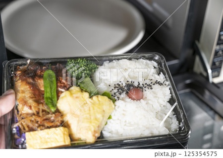 コロナの影響でテイクアウト弁当温め食事 コロナの影響でテイクアウト弁当温め食事 125354575