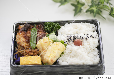 テイクアウト弁当で食事 テイクアウト弁当で食事 125354648