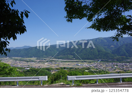 徳島県三好市 健康とふれあいの森展望台から三野町周辺を望む 徳島県三好市 健康とふれあいの森展望台から三野町周辺を望む 125354778