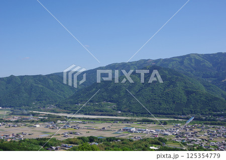 徳島県三好市 健康とふれあいの森展望台から三野町周辺を望む 徳島県三好市 健康とふれあいの森展望台から三野町周辺を望む 125354779