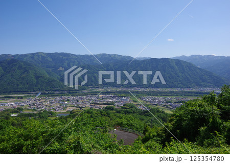 徳島県三好市　健康とふれあいの森展望台から三野町周辺を望む 125354780