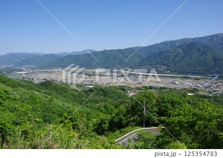 徳島県三好市　健康とふれあいの森展望台から三野町周辺を望む 125354783