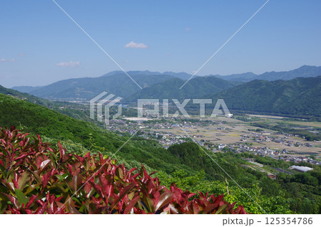 徳島県三好市 健康とふれあいの森から美馬市方面を望む 徳島県三好市 健康とふれあいの森から美馬市方面を望む 125354786