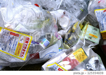 日本の横浜都市景観　プラスチック製容器包装の収集日に残された「収集できません」のシールが…ゴミ集積場 125354839