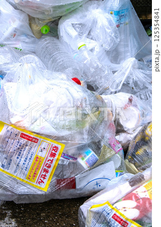 日本の横浜都市景観　プラスチック製容器包装の収集日に残された「収集できません」のシールが…ゴミ集積場 125354841