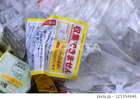 日本の横浜都市景観　プラスチック製容器包装の収集日に残された「収集できません」のシールが…ゴミ集積場 125354846
