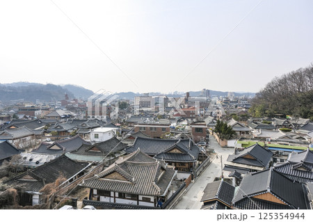 韓国の伝統建築の家屋が残る全州韓屋村 韓国の伝統建築の家屋が残る全州韓屋村 125354944