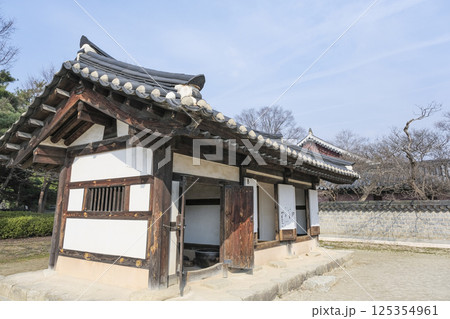 全州韓屋村の中心にある京畿殿の建物群 全州韓屋村の中心にある京畿殿の建物群 125354961