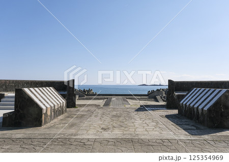 神武天皇御船出の地で有名な宮崎県の美々津海岸 125354969