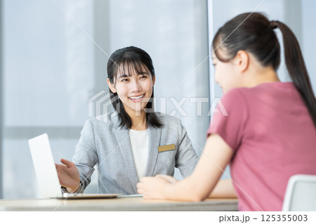 若い女性の相談にのるビジネスウーマン　撮影協力：学校法人電波学園　東京電子専門学校 125355003