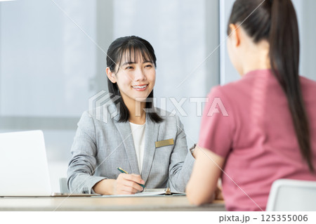 若い女性の相談にのるビジネスウーマン　撮影協力：学校法人電波学園　東京電子専門学校 125355006