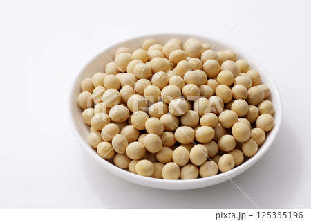 お皿に盛った大豆 125355196
