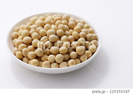 お皿に盛った大豆 125355197
