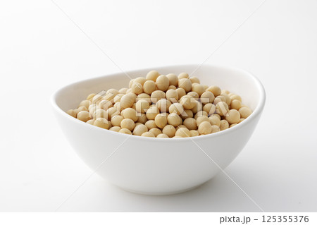白いお皿に盛った北海道産の大豆 125355376