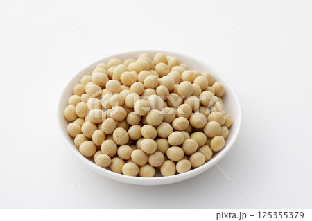 白いお皿に盛った北海道産の大豆 125355379