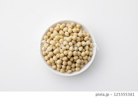 白いお皿に盛った北海道産の大豆 125355381