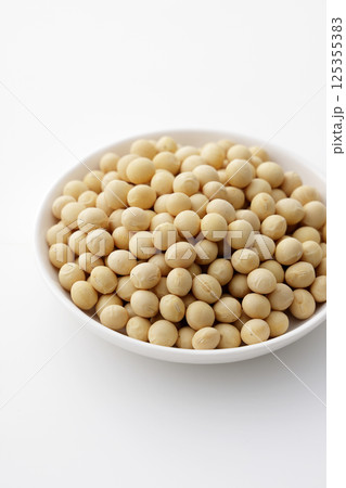 白いお皿に盛った北海道産の大豆 125355383