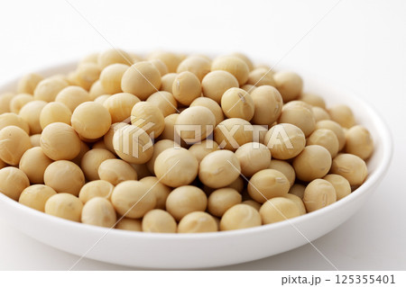 白いお皿に盛った北海道産の大豆 125355401