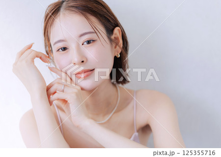 若い女性のビューティーイメージ　　 125355716