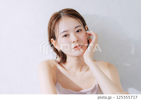 若い女性のビューティーイメージ　　 125355717