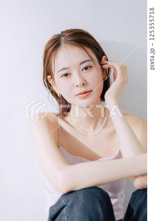 若い女性のビューティーイメージ　　 125355718
