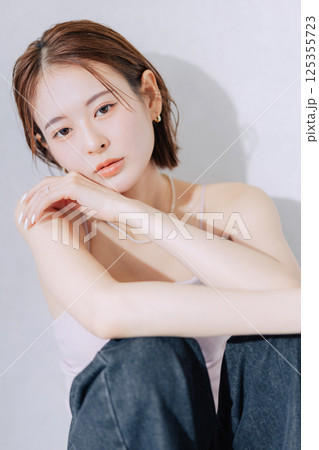 若い女性のビューティーイメージ　　 125355723