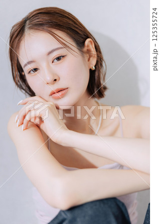 若い女性のビューティーイメージ　　 125355724