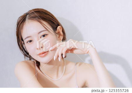 若い女性のビューティーイメージ　　 125355726