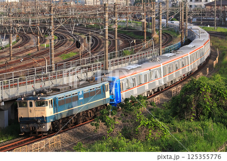 東京メトロ10000系の甲種輸送が東海道線を走行 125355776