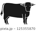 黒い牛のシンプルなシルエットイラスト 125355870
