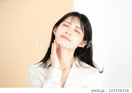 女性　スキンケア	 125356158