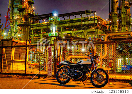 夜の工業地帯とバイクのある工場夜景 125356516