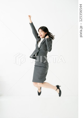 女性　ビジネス 125356544
