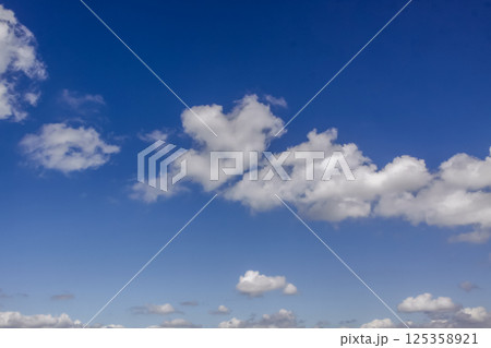 天空の青空に浮く雲の造形【背景素材】 天空の青空に浮く雲の造形【背景素材】 125358921