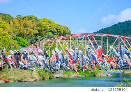 春の川上峡　鯉のぼり　佐賀県佐賀市 125359104