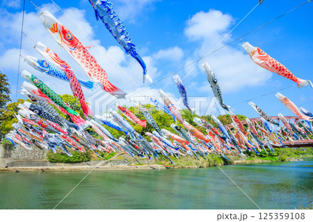 春の川上峡 鯉のぼり 佐賀県佐賀市 春の川上峡 鯉のぼり 佐賀県佐賀市 125359108