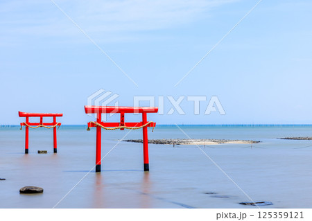 満潮時の大魚神社の海中鳥居 佐賀県太良町 満潮時の大魚神社の海中鳥居 佐賀県太良町 125359121