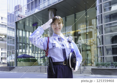 オフィスビルの前に立つ若い女性警備員　撮影協力：学校法人電波学園 東京電子専門学校 125359468