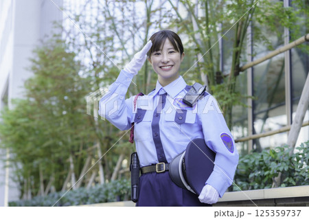 オフィスビルの前に立つ敬礼する若い女性警備員 撮影協力:学校法人電波学園 東京電子専門学校 オフィスビルの前に立つ敬礼する若い女性警備員 撮影協力:学校法人電波学園 東京電子専門学校 125359737