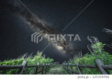満天の星空と天の川が広がる夜の風景 満天の星空と天の川が広がる夜の風景 125359760