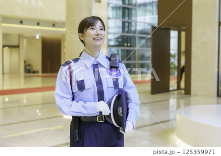 オフィスビルのロビーに立つ若い女性警備員 撮影協力:学校法人電波学園 東京電子専門学校 オフィスビルのロビーに立つ若い女性警備員 撮影協力:学校法人電波学園 東京電子専門学校 125359971