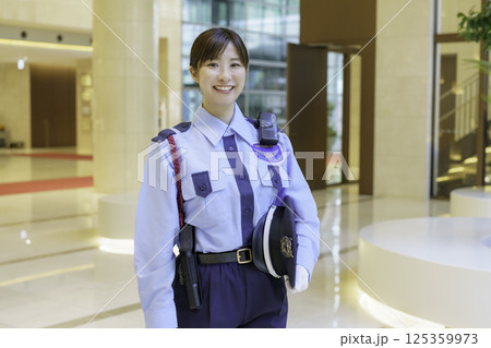オフィスビルのロビーに立つ若い女性警備員　撮影協力：学校法人電波学園 東京電子専門学校 125359973