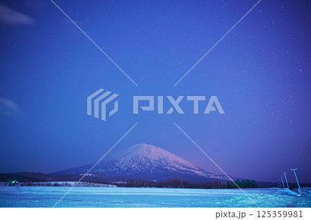冬の北海道虻田郡倶知安町高砂 羊蹄山ビューポイントから星空の羊蹄山を臨む 冬の北海道虻田郡倶知安町高砂 羊蹄山ビューポイントから星空の羊蹄山を臨む 125359981